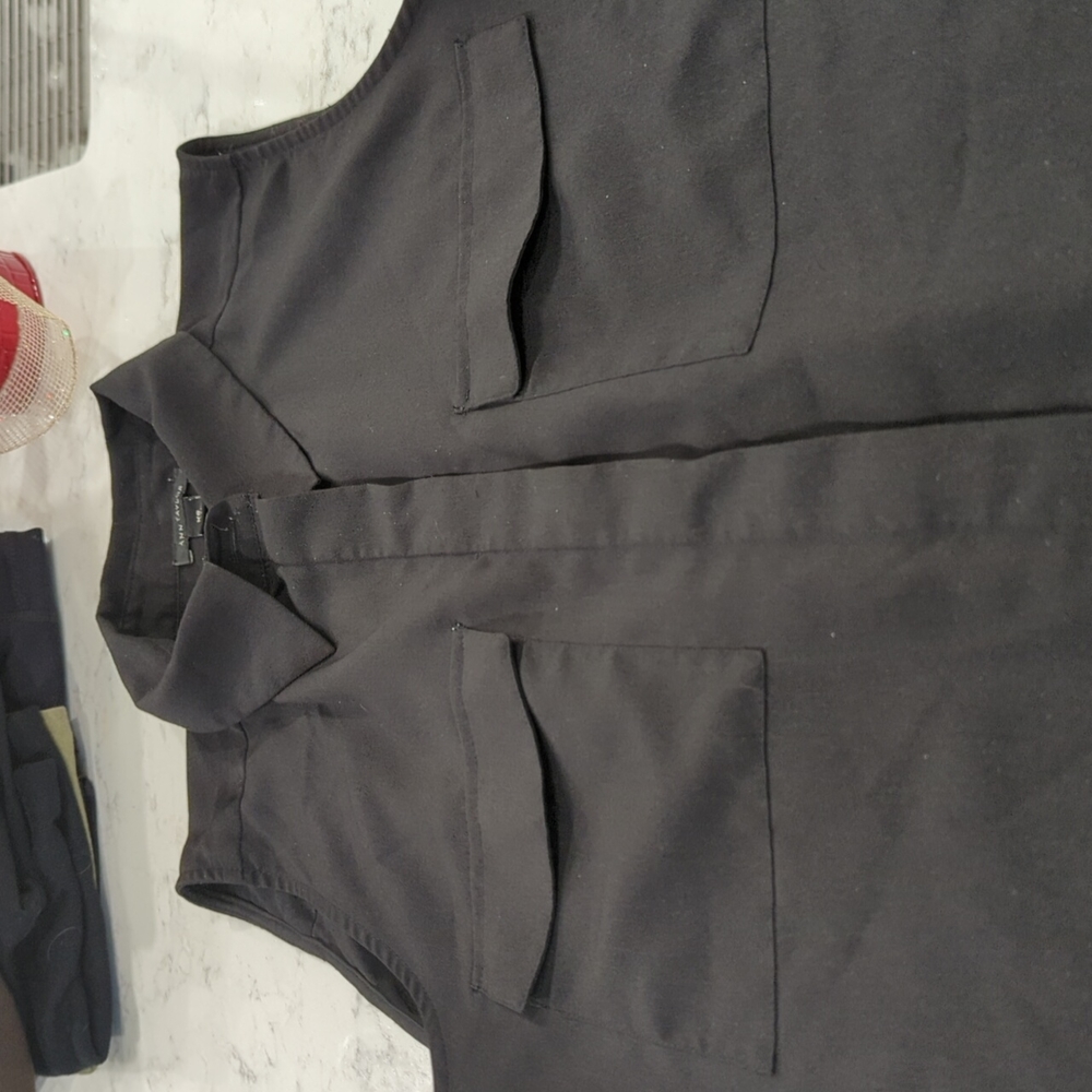 Ann Taylor sleeveless blouse hidden buttons collar 2 pockets great condition